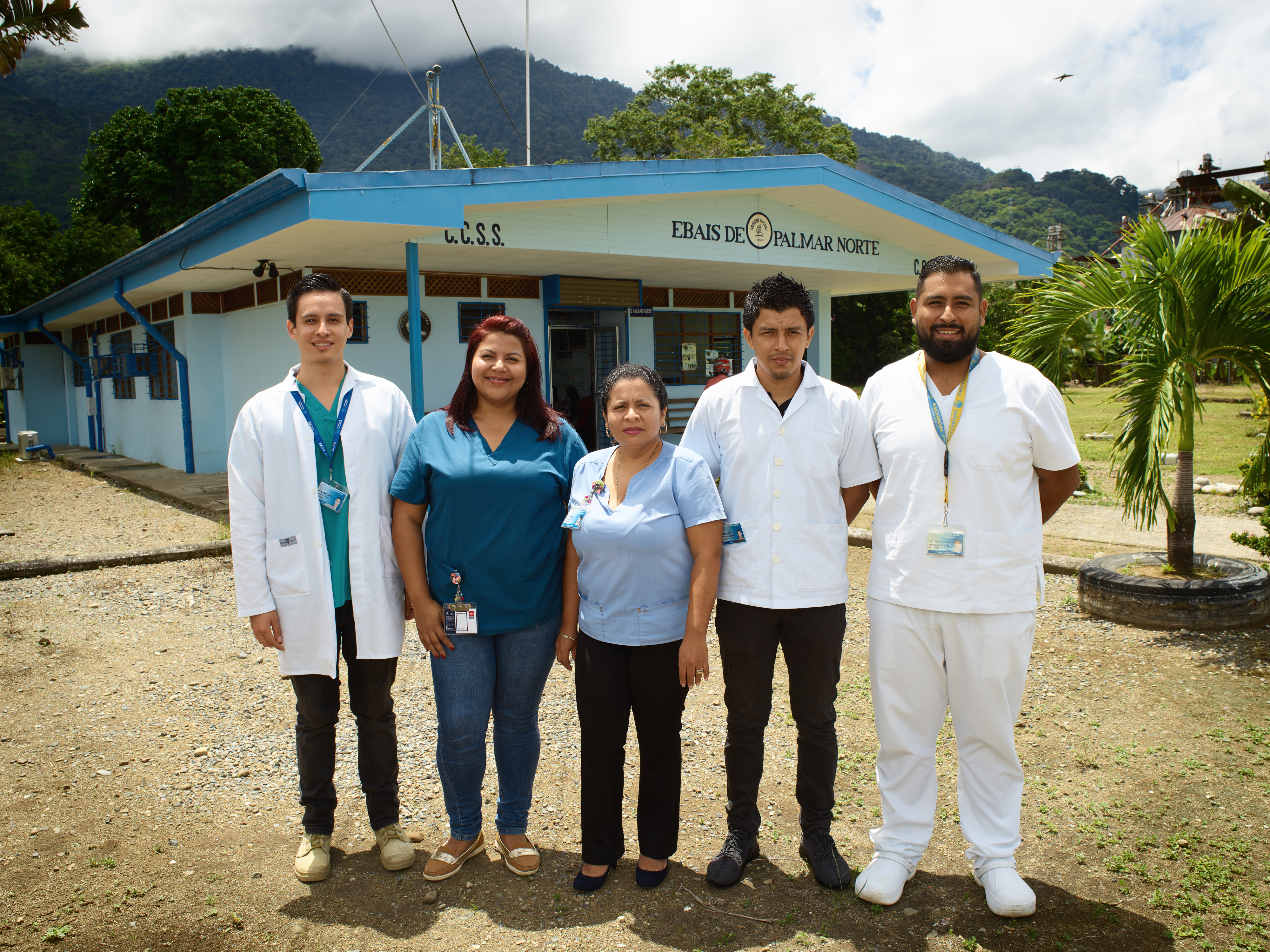The EBAIS de Palmar Norte care team outside their clinic.