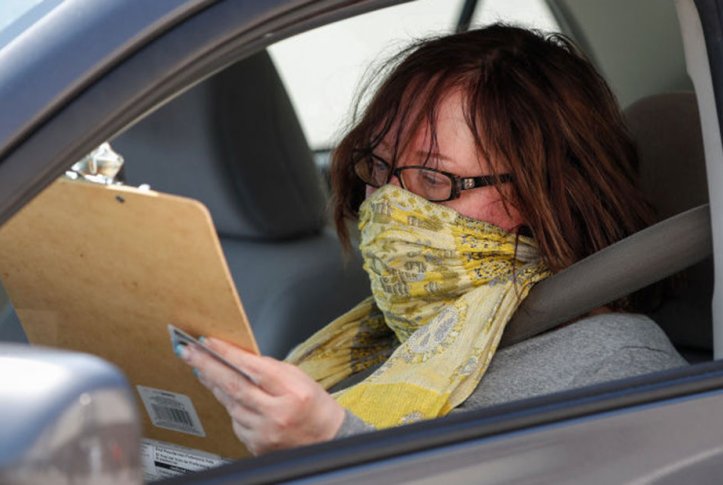 women signing up for health insurance